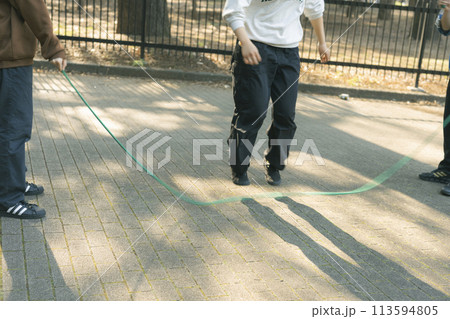 公園　縄跳びで遊ぶ人の足元 113594805