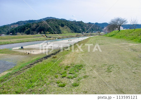 河川敷の球技場 113595121
