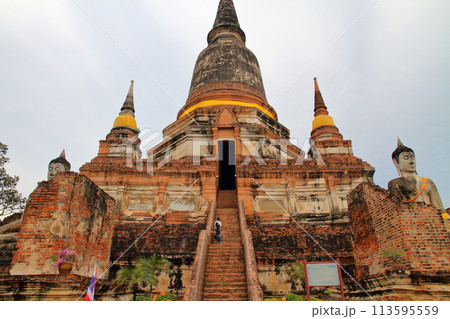 タイの世界文化遺産の古都アユタヤ ワットヤイチャイモンコン寺院の仏塔と仏像 タイの世界文化遺産の古都アユタヤ ワットヤイチャイモンコン寺院の仏塔と仏像 113595559