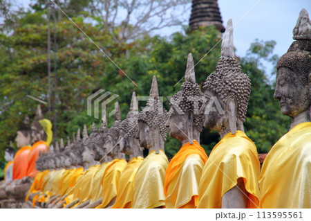 タイの世界文化遺産の古都アユタヤ　ワットヤイチャイモンコン寺院に並ぶ座仏像 113595561