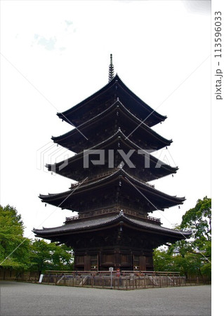 巨大な東寺の五重塔 113596033