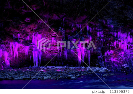 秩父市大滝地区三十槌の氷柱のライトアップ 113596373