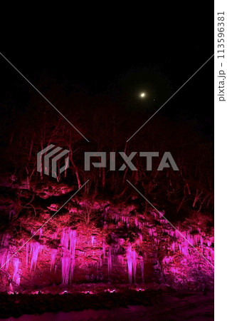 秩父市大滝地区三十槌の氷柱のライトアップに月 113596381