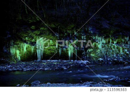 秩父市大滝地区三十槌の氷柱のライトアップ 秩父市大滝地区三十槌の氷柱のライトアップ 113596383