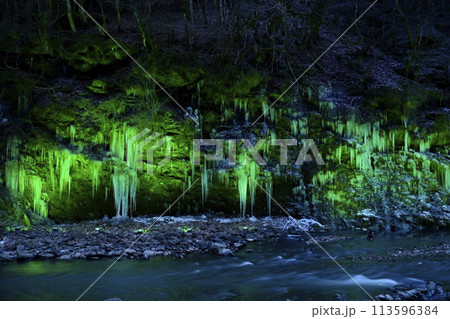 秩父市大滝地区三十槌の氷柱のライトアップ 秩父市大滝地区三十槌の氷柱のライトアップ 113596384