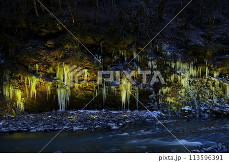 秩父市大滝地区三十槌の氷柱のライトアップ 秩父市大滝地区三十槌の氷柱のライトアップ 113596391