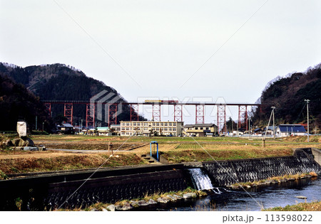 2006年　旧餘部鉄橋を行くローカル列車 113598022