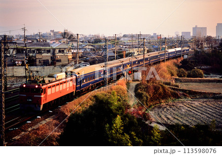 2006年　東海道本線を走るEF81108ブルートレイン日本海2号 113598076