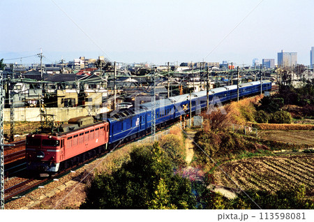 2006年　東海道本線を走るEF81107ブルートレイン日本海4号 113598081