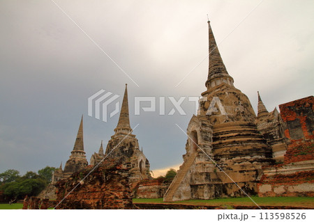 タイの世界文化遺産の古都アユタヤ 3基並ぶ仏塔がシンボルのワットプラシーサンペット寺院 タイの世界文化遺産の古都アユタヤ 3基並ぶ仏塔がシンボルのワットプラシーサンペット寺院 113598526