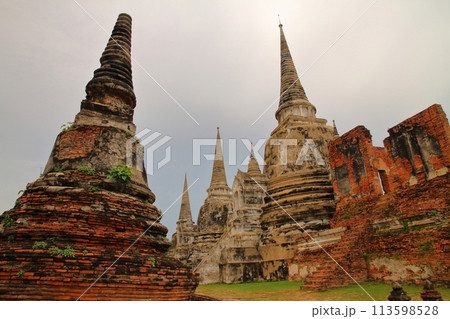タイの世界文化遺産の古都アユタヤ　3基並ぶ仏塔がシンボルのワットプラシーサンペット寺院 113598528