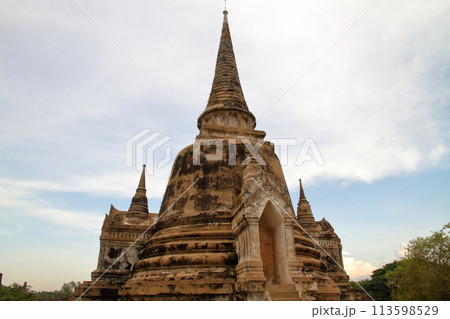 タイの世界文化遺産の古都アユタヤ 3基並ぶ仏塔がシンボルのワットプラシーサンペット寺院 タイの世界文化遺産の古都アユタヤ 3基並ぶ仏塔がシンボルのワットプラシーサンペット寺院 113598529