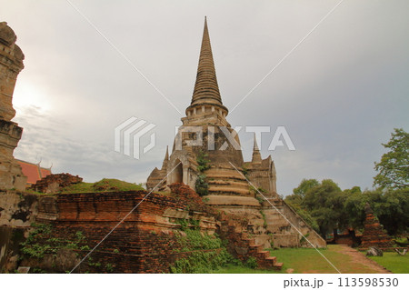 タイの世界文化遺産の古都アユタヤ　3基並ぶ仏塔がシンボルのワットプラシーサンペット寺院 113598530