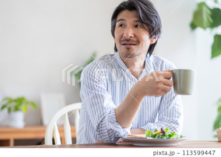 朝食を食べる男性 朝食を食べる男性 113599447