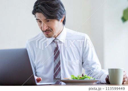 朝食を食べる男性 朝食を食べる男性 113599449