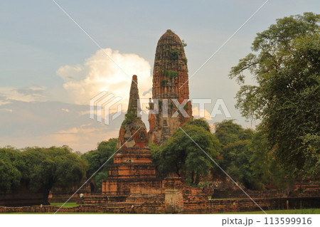 タイの世界文化遺産の古都アユタヤ 根の間に埋まった仏像の仏頭が有名な廃墟となったワットマハタート寺院 タイの世界文化遺産の古都アユタヤ 根の間に埋まった仏像の仏頭が有名な廃墟となったワットマハタート寺院 113599916