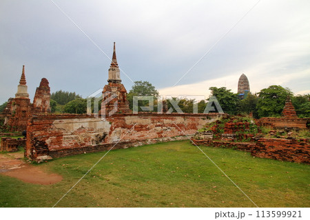タイの世界文化遺産の古都アユタヤ　根の間に埋まった仏像の仏頭が有名な廃墟となったワットマハタート寺院 113599921