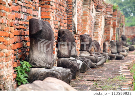 タイの世界文化遺産の古都アユタヤ　根の間に埋まった仏頭が有名なワットマハタート寺院の崩れた仏像 113599922