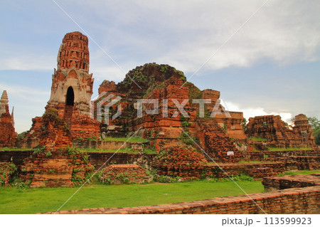 タイの世界文化遺産の古都アユタヤ 根の間に埋まった仏像の仏頭が有名な廃墟となったワットマハタート寺院 タイの世界文化遺産の古都アユタヤ 根の間に埋まった仏像の仏頭が有名な廃墟となったワットマハタート寺院 113599923