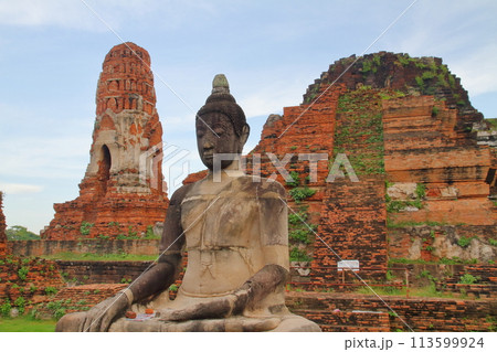 タイの世界文化遺産の古都アユタヤ 根の間に埋まった仏像の仏頭が有名な廃墟となったワットマハタート寺院 タイの世界文化遺産の古都アユタヤ 根の間に埋まった仏像の仏頭が有名な廃墟となったワットマハタート寺院 113599924