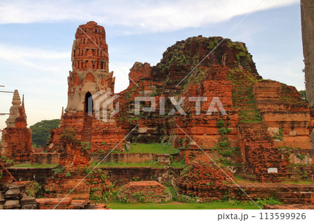 タイの世界文化遺産の古都アユタヤ　根の間に埋まった仏像の仏頭が有名な廃墟となったワットマハタート寺院 113599926