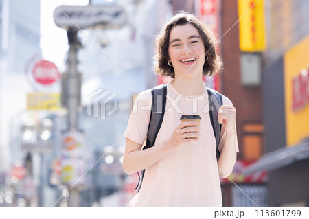 インバウンド 東京の街を散策する外国人女性 インバウンド 東京の街を散策する外国人女性 113601799