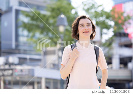 インバウンド 東京の街を散策する外国人女性 インバウンド 東京の街を散策する外国人女性 113601808