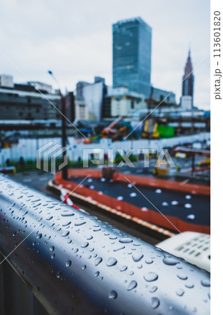 歩道橋の雨の水滴 再開発中の東京 新宿駅西口 2024.04 c-2 高彩度マット感 歩道橋の雨の水滴 再開発中の東京 新宿駅西口 2024.04 c-2 高彩度マット感 113601820