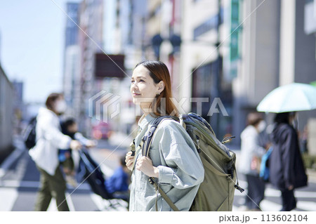 リュックを背負って歩く女性インバウンドバックパッカー 113602104