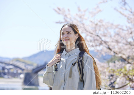 春の一人旅を楽しむ女性外国人バックパッカー 113602200