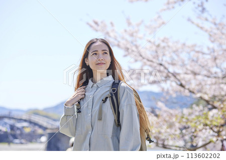 春の一人旅を楽しむ女性外国人バックパッカー 113602202