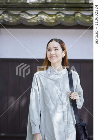 桜の季節に観光地を歩くインバウンドの女性旅行者 桜の季節に観光地を歩くインバウンドの女性旅行者 113602224
