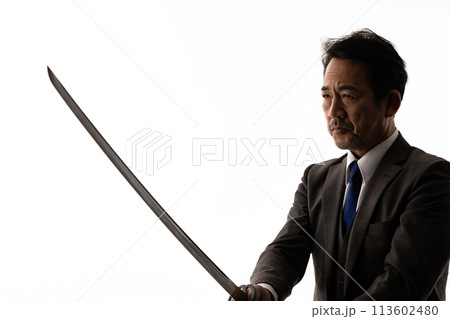 刀を持つスーツの男性　シルエット 113602480