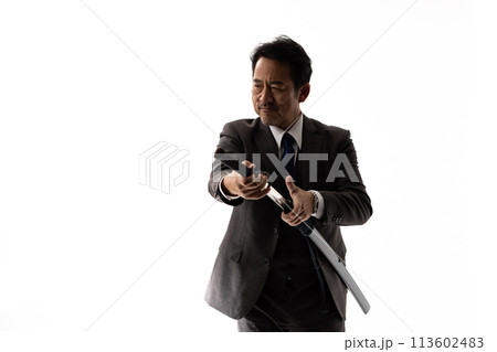 刀を持つスーツの男性　シルエット 113602483