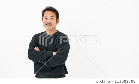 男性　カジュアル　ポートレート　腕組み 113602509