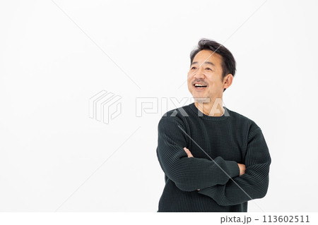 男性　カジュアル　ポートレート　腕組み 113602511