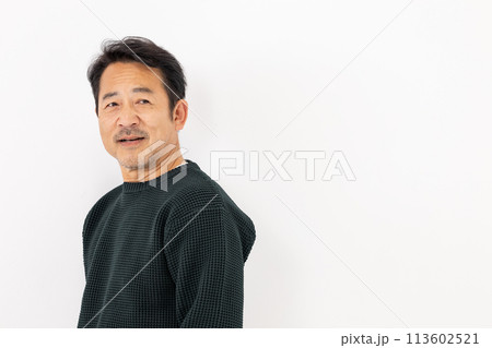 男性　カジュアル　ポートレート 113602521