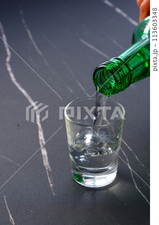 韓国の焼酎(ソジュ)をグラスに注ぐ 韓国の焼酎(ソジュ)をグラスに注ぐ 113603348