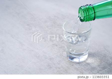 韓国の焼酎(ソジュ)をグラスに注ぐ 韓国の焼酎(ソジュ)をグラスに注ぐ 113603351