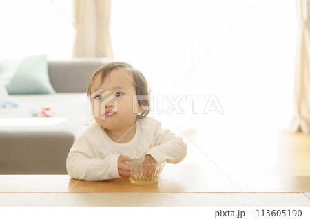 おやつを食べる赤ちゃん おやつを食べる赤ちゃん 113605190