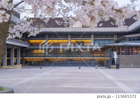 早朝のロームシアター京都(京都会館) 早朝のロームシアター京都(京都会館) 113605372