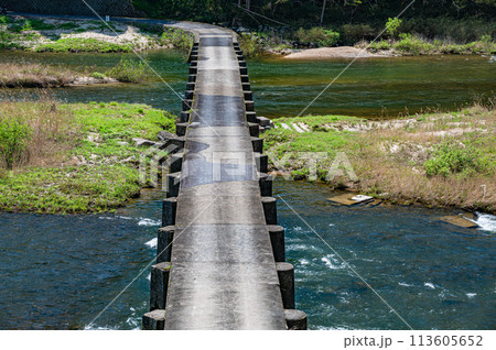 京都の清流木津川 南大河原の沈下橋 恋路橋 京都府南山城村 京都の清流木津川 南大河原の沈下橋 恋路橋 京都府南山城村 113605652