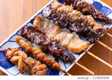 居酒屋の焼鳥盛合せ 113605688