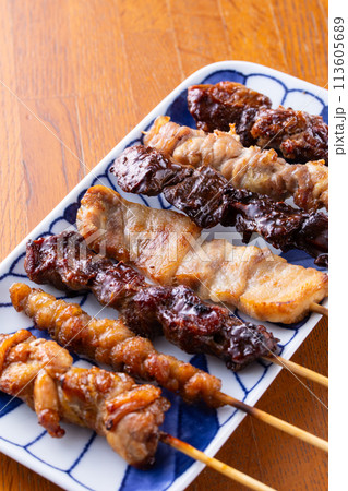 居酒屋の焼鳥盛合せ 113605689