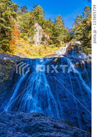 （長野県）紅葉が始まった乗鞍高原　三本滝 113605734