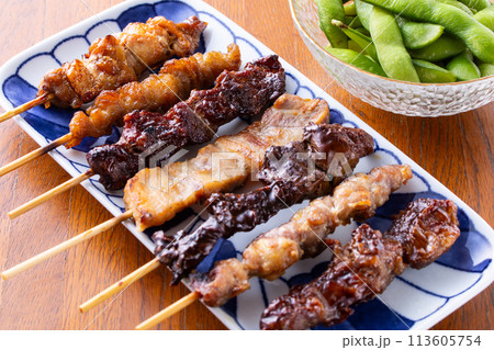 居酒屋の焼鳥盛合せ 113605754