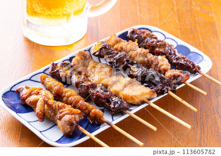 焼鳥の盛合せと生ビール 113605782
