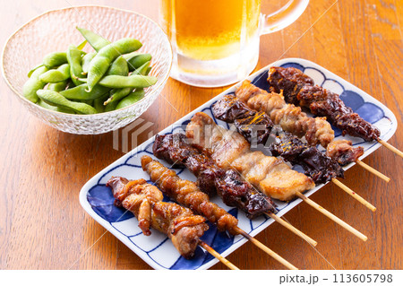 焼鳥の盛合せと生ビール 113605798