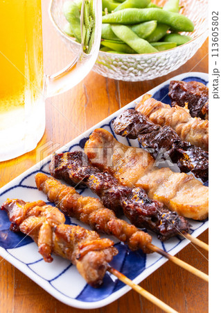 焼鳥の盛合せと生ビール 113605802