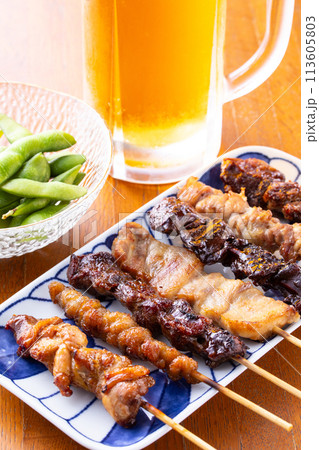 焼鳥の盛合せと生ビール 113605803